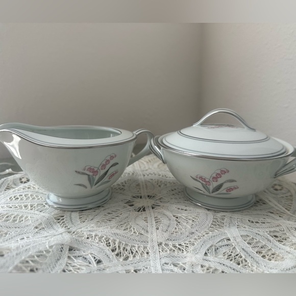 Noritake "Crest" Sugar Bowl with Lid and Creamer / Japan - Picture 1 of 4